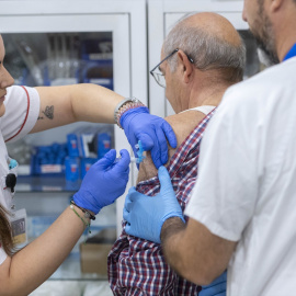 Un hombre se vacuna durante la campaña de vacunación contra la gripe, en un centro de salud, a 14 de octubre de 2024.