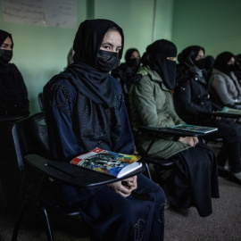 Foto de archivo de mujeres afganas durante una clase.