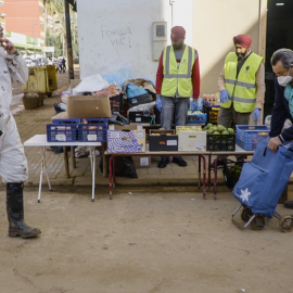 Voluntarios durante la DANA de València.