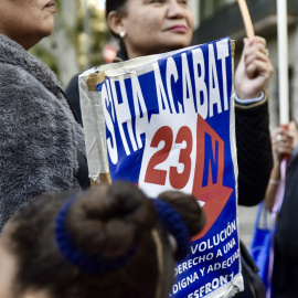 Varias personas con un cartel durante la última manifestación por el derecho a la vivienda en Barcelona, en una foto de archivo.