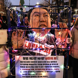 Manifestantes muestran una efigie encadenada que representa al presidente destituido de Corea del Sur, Yoon Suk Yeol, durante una concentración en Seúl el 28 de diciembre de 2024.