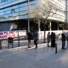 Diverses persones es concentren davant les oficines de l'Ajuntament de Badalona per reclamar un habitatge digne per als afectats pel tancament de l'alberg de Can Bofí