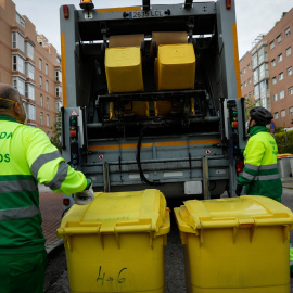 Dos operarios de recogida de residuos, a 16 de abril de 2024.