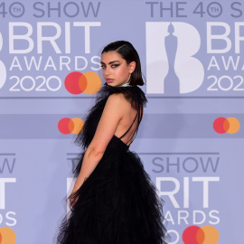 La cantante Charli XCX en los premios Brit Awards de 2020.