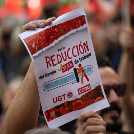 (Foto de ARCHIVO)Una persona sujeta un cartel durante una protesta por la reducción de la jornada laboral, frente a la CEOE, a 26 de septiembre de 2024, en Madrid (España). UGT y CCOO han convocado concentraciones a nivel estatal frente a las sedes de las patronales provinciales en el marco de las negociaciones, para reivindicar la reducción de la jornada laboral a 37,5 horas sin merma salarial e instar a la CEOE a alcanzar un acuerdo.Alejandro Martínez Vélez / Europa Press26 SEPTIEMBRE 2024;SINDICATOS;UGT;CCOO;PROTESTA;CONCENTRACIÓN;MANIFESTACIÓN;REDUCCIÓN;HORARIO26/9/2024