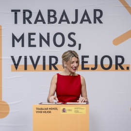 (Foto de ARCHIVO)La vicepresidenta segunda y ministra de Trabajo y Economía Social, Yolanda Díaz, firma el acuerdo para la reducción de la jornada laboral, en el Ministerio de Trabajo y Economía Social, a 20 de diciembre de 2024, en Madrid (España). La ministra ha firmado con CCOO y UGT el acuerdo para la reducción de la jornada laboral hasta las 37,5 horas semanales, sin merma salarial, poniendo fin a una negociación que se inició hace 11 meses. Díaz, cuyo Ministerio choca por los plazos para la aplicación del acuerdo con el de Economía, dirigido por Carlos Cuerpo, quiere que todos los trabajadores cuenten a 31 de diciembre de 2025 con la reducción.A. Pérez Meca / Europa Press20 DICIEMBRE 2024;REDUCCIÓN;JORNADA;EMPLEO;HORAS;TRABAJO20/12/2024