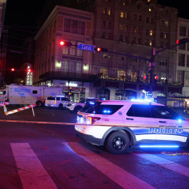 Vehículos de la Policía en el lugar donde se llevó a cabo un atentado de Año Nuevo, este miércoles en Nueva Orleans (Estados Unidos).