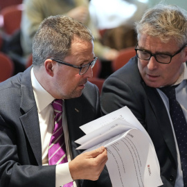 El presidente de Renfe, Raül Blanco (i), y el director de Rodalies, Antonio Carmona (d), durante la rueda de prensa en la que se ha presentado un plan de medidas para mejorar el servicio de cercanías, en Barcelona.