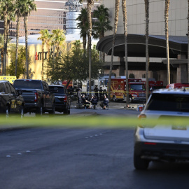 Agentes encargados de hacer cumplir la ley se encuentran detrás de una cinta amarilla cerca de la entrada de la Torre Trump en Las Vegas (EEUU), después de que un Tesla Cybertruck se incendiara y explotara allí.