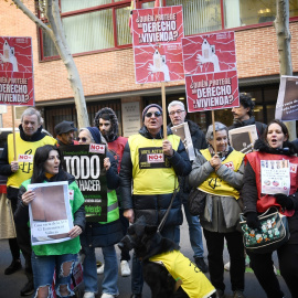 Imagen de archivo de varias personas durante una concentración para exigir más vivienda pública en alquiler, frente a la sede de la Agencia de la Vivienda Social (AVS) de la Comunidad de Madrid, (España).