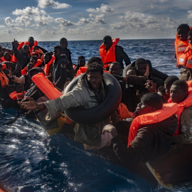 Varios migrantes en un cayuco en el Mar Mediterráneo.