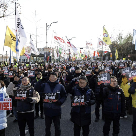 Protesta en la residencia del presidente surcoreano durante su intento de arresto, a 3 de enero de 2025.