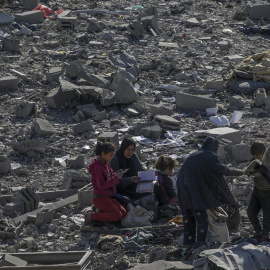 Imagen de los destrozos del campo de refugiados Al Maghazi, en la ciudad de Deir al-Balah, tras los intensos bombardeos israelíes de las últimas 24 horas.