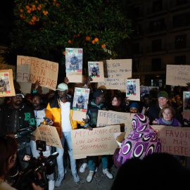 Un grupo de personas de la comunidad senegalesa de Sevilla concentrados por la muerte de un hombre fallecido, natural de Senegal, que vendía camisetas en las calles de la ciudad.