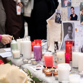 Una persona enciende una vela en un homenaje en memoria del cantante Liam Payne, en la plaza de Santa Ana, a 20 de octubre de 2024, en Madrid (España). Imagen de archivo.