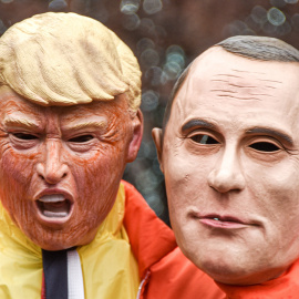 Dos máscaras de Trump y Putin en una manifestación por el 8 de marzo en 2020 en Dayton.