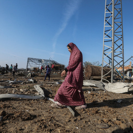 Una mujer palestina camina entre los escombros de una fábrica destruida por un ataque aéreo israelí en Deir al-Balah, el 3 de enero de 2025.