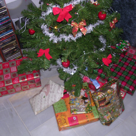 Regalos bajo el árbol de Navidad.