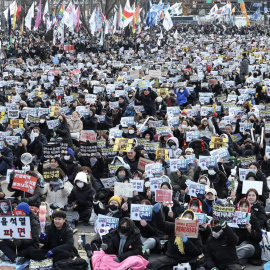 Manifestantes se reúnen durante una concentración para pedir la dimisión inmediata del presidente suspendido Yoon Suk Yeol en Seúl, Corea del Sur, 4 de enero de 2025