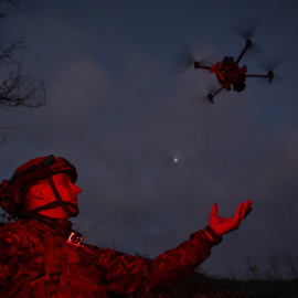 Un  agente policial ucraniano de la brigada 'Khyzhak' pone en marcha un dron, a 19 de diciembre de 2024, en la región de Donetsk.