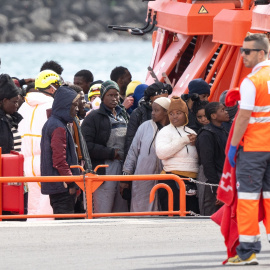 Varios servicios de emergencia atienden a migrantes recién rescatados de un cayuco, en Puerto Naos, a 4 de enero de 2025, en Arrecife, Lanzarote, Canarias.