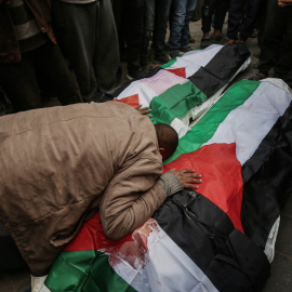 Palestinos lloran la muerte de dos personas asesinadas en la Franja de Gaza, a 5 de enero de 2024.