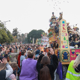 Varias carrozas durante la cabalgata de Reyes Magos de Sevilla, a 4 de enero de 2025, en Sevilla.