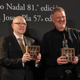 Jorge Fernández Díaz i David Bueno recollint els guardons en la nit literària del dia de Reis.