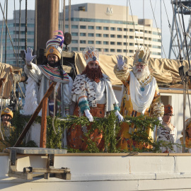 Los Reyes Magos Baltasar, Gaspar y Melchor a su llegada al Portal de la Pau, en Barcelona.