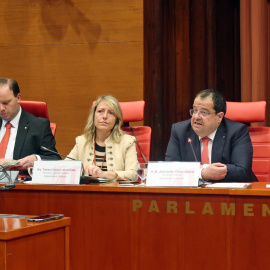 El conseller d'Interior, Joan Ignasi Elena, amb la secretària general, Tamara Garcia, i el director dels Mossos, Pere Ferrer, durant la seva compareixença al Parlament