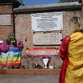 Una mujer con la bandera de la república participa en un homenaje a las 13 Rosas y los 43 Claveles, en el 83º aniversario de su fusilamiento, en el Cementerio de la Almudena.