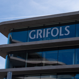 El logo de la farmacéutica Grifols en su sede de Sant Cugat del Vallès (Barcelona).