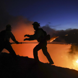 Bomberos de Los Ángeles tratan de apagar las llamas en el incendio que asola el barrio de Pacific Palisades, a 7 de enero de 2024.