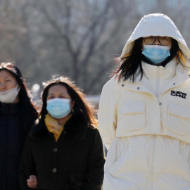 Imagen de varios ciudadanos llevando mascarillas en Beijing, China, a 7 de enero de 2025.