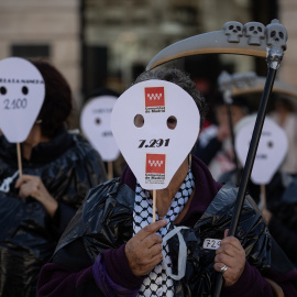 Manifestantes con caretas durante una concentración de la plataforma Marea de Residencias, en la Puerta del Sol