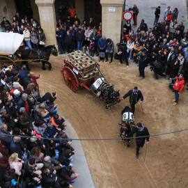 Un carro, al seu pas per la plaça del Blat de Valls durant els Tres Tombs