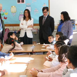 El president de l'OCDE, Andreas Schleicher, la consellera d'Educació, Esther Niubó, el president de la Generalitat, Salvador Illa, i la directora de l'Escola Marta Mata de Barcelona