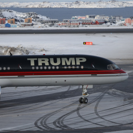 Un avión con el nombre de Donald Trump impreso aterriza este miércoles en el aeropuerto de Nuuk, en Groenlandia,