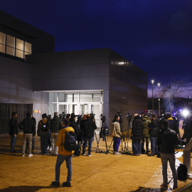 Los periodistas esperan en la entrada de los juzgados en Badajoz la llegada del hermano de Pedro Sánchez, David Sánchez.