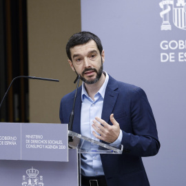 MADRID (ESPAÑA), 09/01/2025.- El ministro de Derechos Sociales, Pablo Bustinduy durante la presentación de la nueva Estrategia de Lucha contra la Pobreza durante un acto celebrado en el ministerio de Derechos Sociales en Madrid este jueves. EFE/ Rodrigo Jiménez