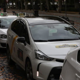 Foto de archivo de varios taxis a la espera de clientes en Sevilla.