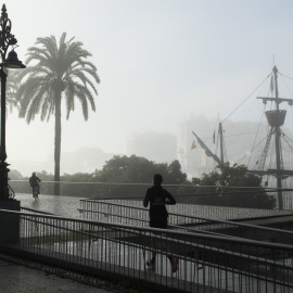 Varias personas caminan por Sevilla que ha amanecido con niebla, a 9 de enero de 2025.