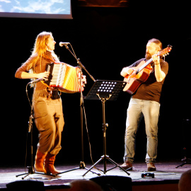 Actuació musical per iniciar la presentació de la 38a edició del Festival Folk Internacional Tradicionàrius, al Centre Artesà Tradicionàrius, a Barcelona