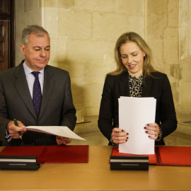 El alcalde de Sevilla, José Luis Sanz, y la portavoz municipal de Vox, Cristiana Peláez, este jueves.