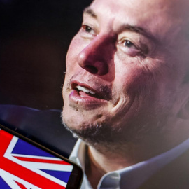 Elon Musk con una bandera del Reino Unido al lado.