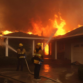 Bomberos intentan combatir el fuego en un barrio de Los Ángeles (California) a 8 de enero de 2025.