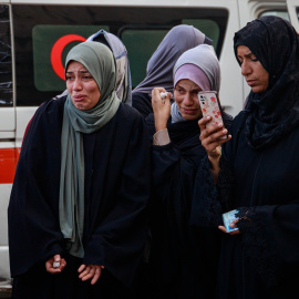 Palestinos se despiden de una víctima que, tras el ataque de un avión israelí, murió, en Gaza.