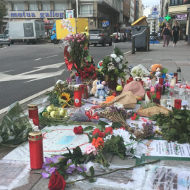 Fotos y velas en memoria de Samuel Luiz frente al paseo marítimo de A Coruña, en una imagen de archivo