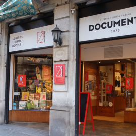 Vista exterior de la llibreria Documenta de Barcelona, decorada per la celebració dels seus cinquanta anys