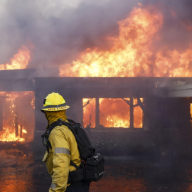 Un bombero apaga las llamas de una vivienda en Los Ángeles, a 7 de enero de 2024.